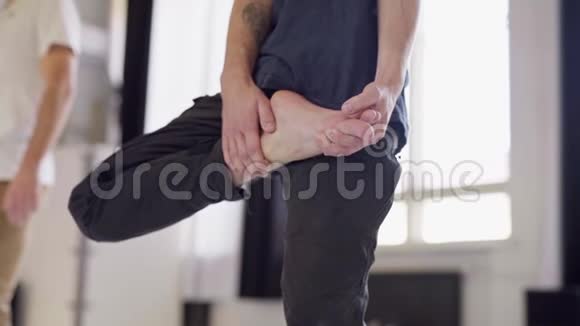 慢动作不可辨认的男子练习瑜伽轻瑜伽课视频的预览图