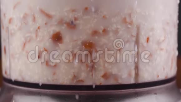 杏仁牛奶是在搅拌机里煮的开始行动视频的预览图