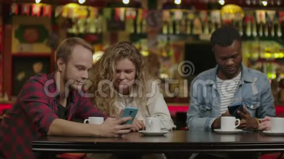 快乐的一群朋友在城市咖啡店聊天和喝酒视频的预览图