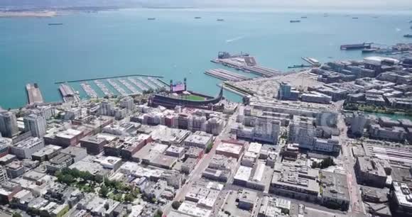 旧金山城市天际线和ATT公园的空中无人机视频的预览图