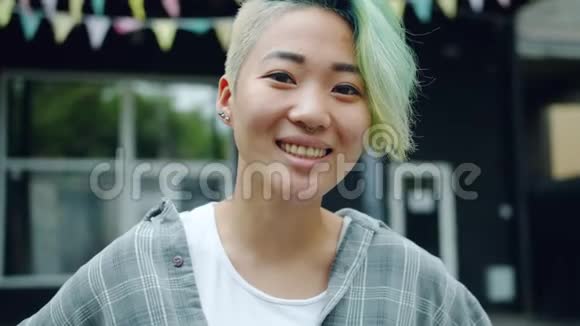 可爱发型的快乐亚洲女士特写镜头微笑视频的预览图