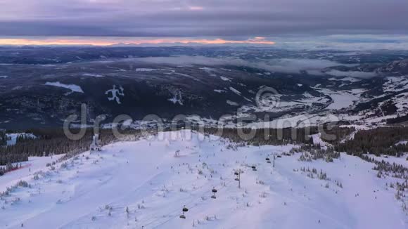 挪威哈夫杰尔滑雪胜地的里亚尔景观冬季滑雪者沿着雪坡滑雪视频的预览图