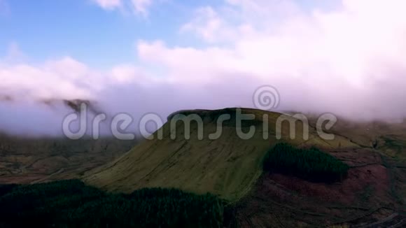 爱尔兰斯利戈郡的格伦伊夫马蹄车道周围的戏剧性山脉视频的预览图