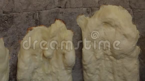 东方面包是在坦多尔煮的把面团贴在烤箱的墙壁上视频的预览图
