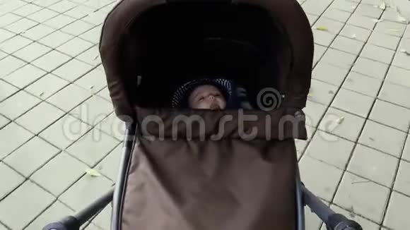可爱的婴儿躺在马车里视频的预览图