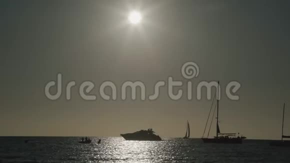 巴利阿里群岛的佛门蒂拉日落与帆船出海视频的预览图