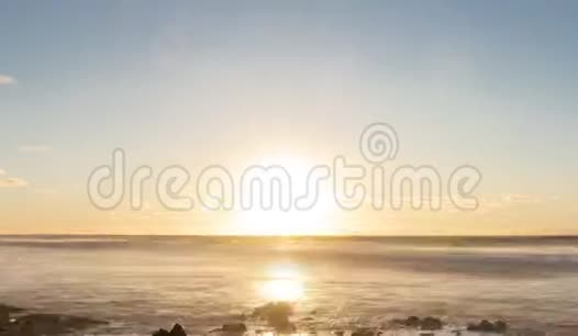 夕阳西下的海洋和沙滩冲浪者的轮廓视频的预览图