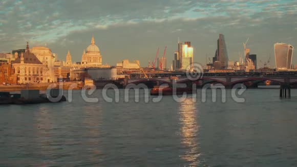 从泰晤士河堤上可以看到伦敦城布莱克弗里尔斯桥和圣保罗大教堂有船视频的预览图
