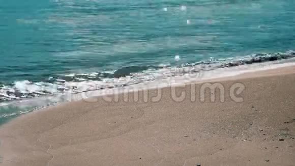 巴拉利岛伊比萨美丽的阳光反射在波浪上视频的预览图