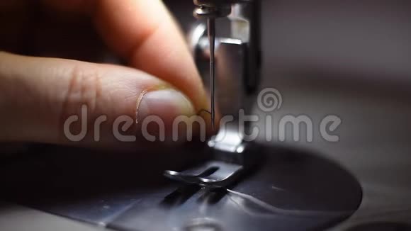 通过缝纫机的针将准确的裁剪手指拉出黑线背景模糊POV视频的预览图