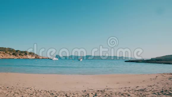 巴利阿里奇岛IbizaCalaBassa海滩海上有帆船视频的预览图