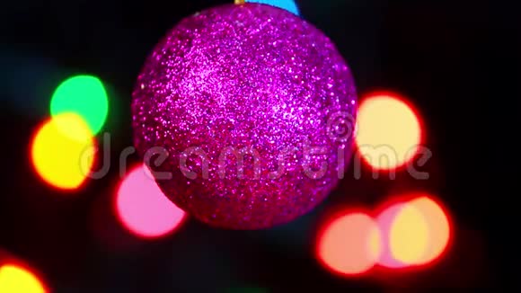 在一棵装饰的圣诞树上挂着粉红色的宝布尔上面挂着灯光闪耀着新年的背景礼物视频的预览图