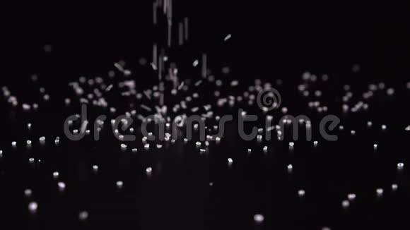 在黑色背景的慢镜头糖滴特写视频的预览图