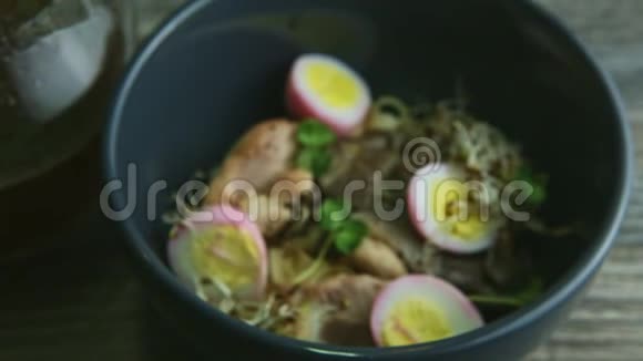 重点放在面条香菇煮鸡蛋和肉汤罐上视频的预览图
