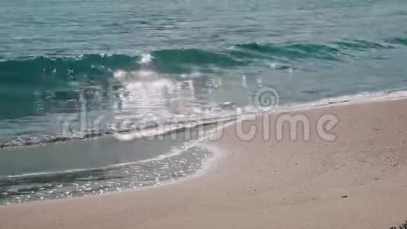 巴利阿里群岛的伊比萨波浪冲刷着卡拉巴萨海滩的海岸视频的预览图
