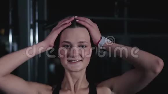 一位年轻女子在锻炼后出汗的肖像视频的预览图