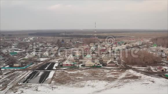工人定居在俄罗斯的最高视野冬天的俄罗斯村庄小工人结算冬天的俄罗斯小镇视频的预览图