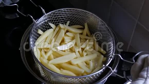 做炸薯条在炸锅里视频的预览图