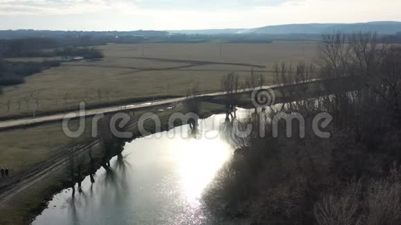 平原上的一条河水面上有太阳的倒影视频的预览图