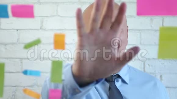 会议室的商务人员微笑着把手放在玻璃面板上视频的预览图
