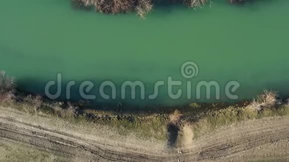 绿色河流空中射击循环运动无人机向下移动视频的预览图