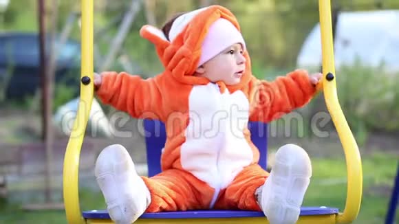快乐的小婴儿在秋千上摆动这个女孩穿着一套cosplay狐狸服装睡衣叫吉古鲁米视频的预览图
