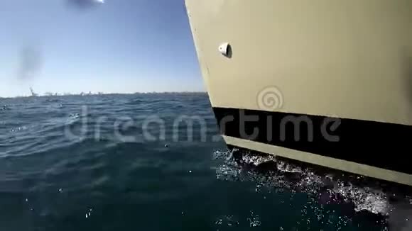 帆船在超慢运动中航行能绕圈航行视频的预览图