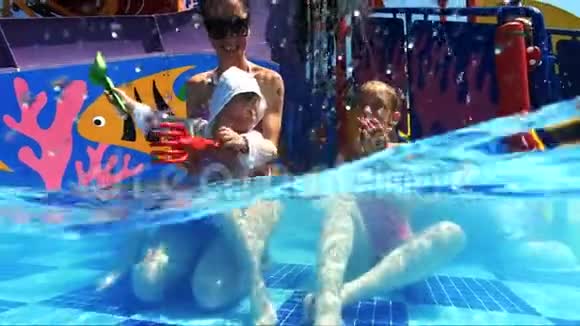 有孩子在游泳池的快乐妈妈暑假快乐的一家人积极健康的生活方式理念视频的预览图