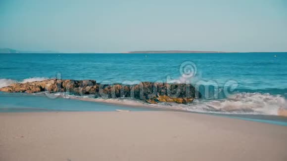 巴利阿里群岛的佛门蒂拉岩石惊人的海滩视频的预览图