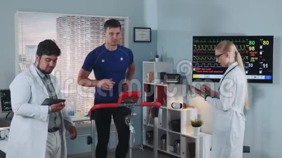 健身运动员突然停止在跑步机上跑步并中断压力测试视频的预览图