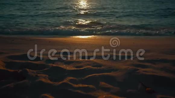 巴利阿里群岛的佛门台日落在沙滩和海浪中反射视频的预览图