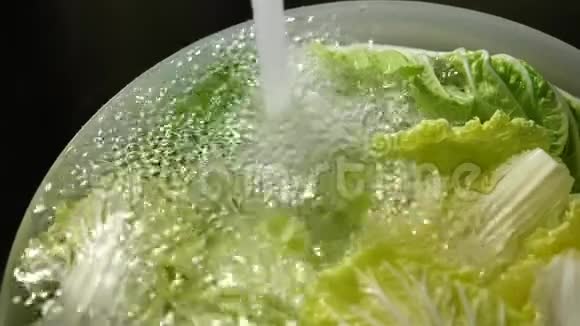 自来水在蔬菜上的缓慢流动视频的预览图