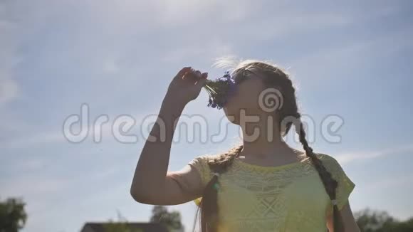一个夏天17岁的小女孩带着一朵向日葵花在城外视频的预览图