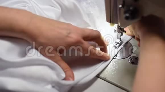缝合拉链工艺女性的手拉纺织到缝纫机内置硬件灯开启POV视频的预览图
