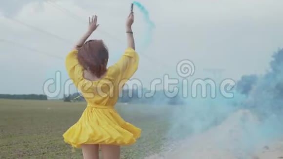 快乐的女性在户外的彩色烟雾中旋转视频的预览图
