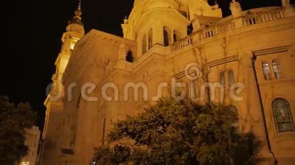 天主教寺门面在晚上视频的预览图