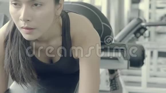 年轻的亚洲女性在健身锻炼中锻炼双腿用特写的脸亚洲女孩的体重为强壮视频的预览图