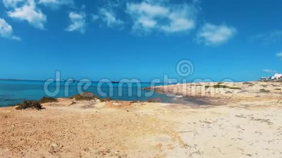 巴利阿里群岛的佛门蒂拉岩石海滩步行视频的预览图