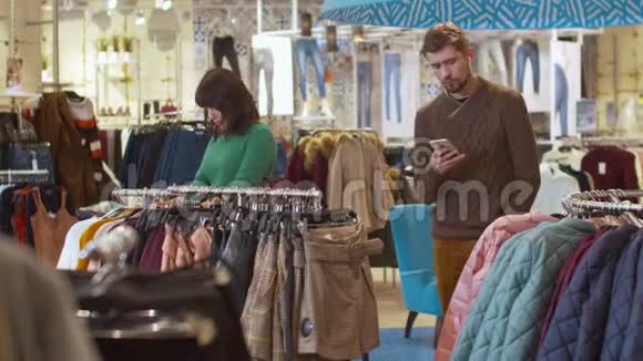 紧张的女人和她的男人在一家服装店视频的预览图