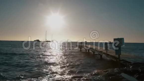 木制码头后面的巴利阿里群岛视频的预览图