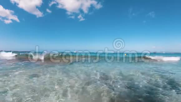 巴利阿里群岛网膜透明海面视频的预览图