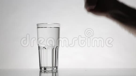 屏幕左边是一杯水一个男人他的手从镜框后面伸出来竖起大拇指视频的预览图