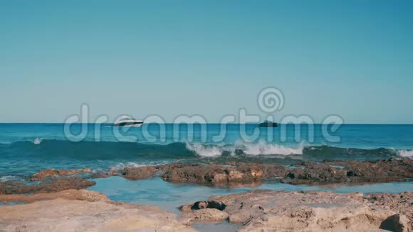 巴利阿里群岛的海潮冲刷着岩石海岸视频的预览图