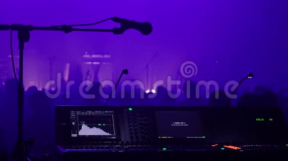 麦克风在一场音乐会上在舞台上的黑暗中对着音乐会的蓝色灯光视频的预览图