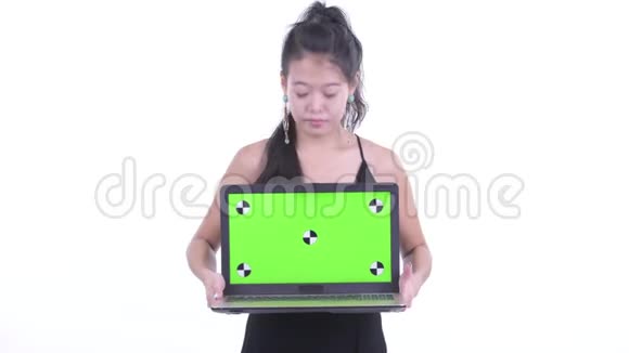 穿着衣服的亚洲女人带着笔记本电脑和坏消息视频的预览图