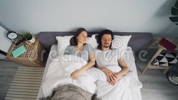 男人和女人睡在床上然后醒来从卧室里冲出来视频的预览图