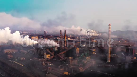 空中飞行全球战争灰色烟雾的高烟囱管道视图视频的预览图