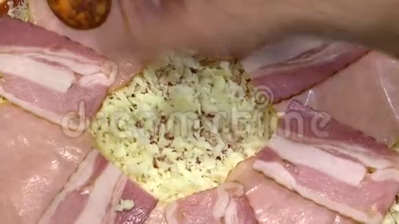 把辛辣的香肠放在一个没有油炸的披萨上视频的预览图