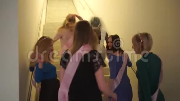 一群快乐的女孩去参加一个聚会笑着跳舞视频的预览图
