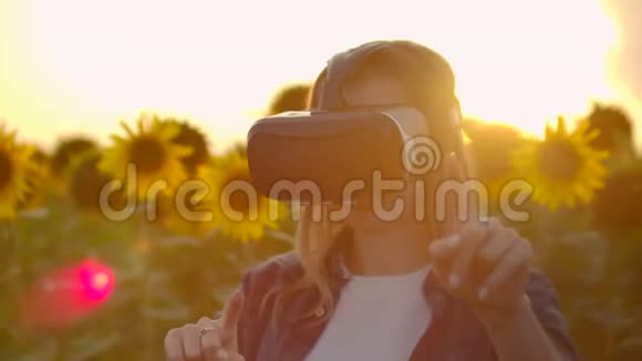 1那个年轻的女孩子正在日落时分戴着虚拟现实眼镜工作视频的预览图